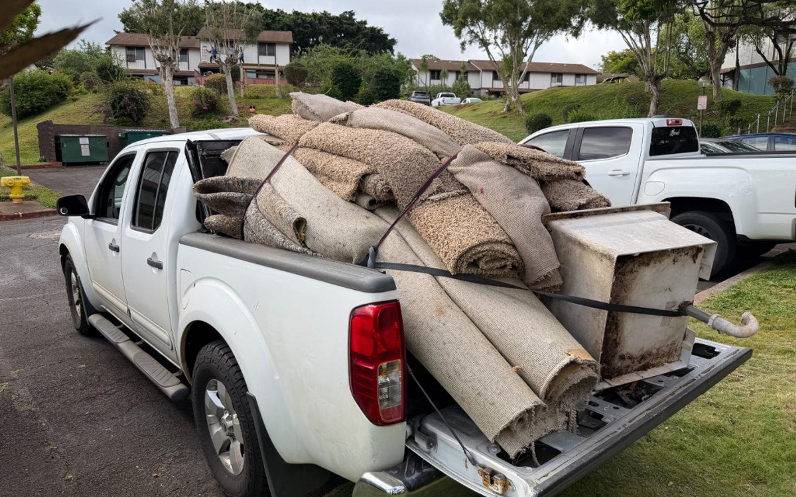 Junk removal and hauling truck loaded on Oahu