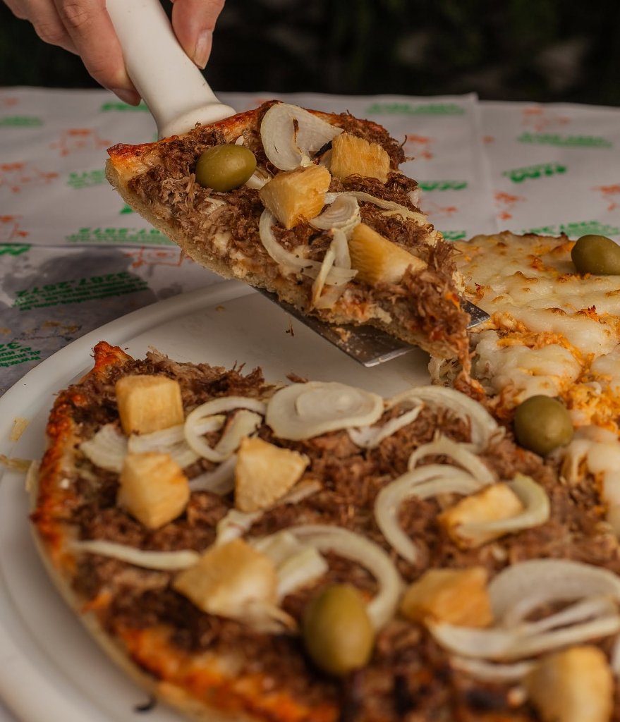 Pizza de carne de sol com abacaxi, cebola e azeitonas