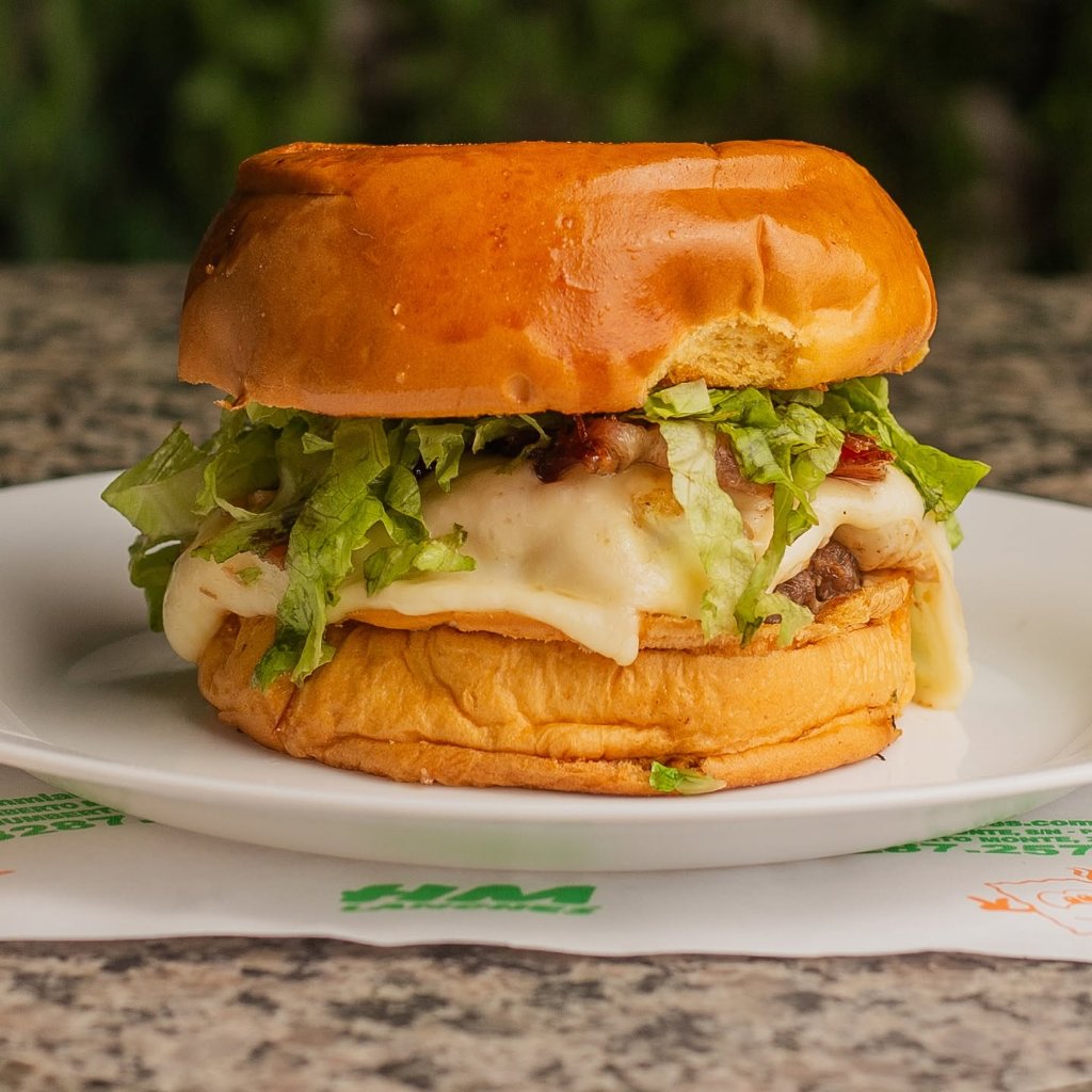 Cheeseburger com pão brioche tostado, queijo derretido e alface