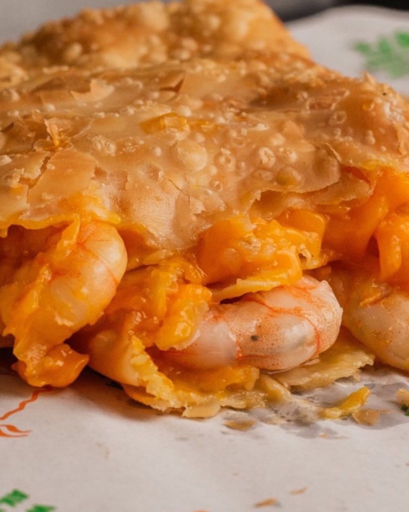 Pastel de camarão com queijo derretido e casca crocante