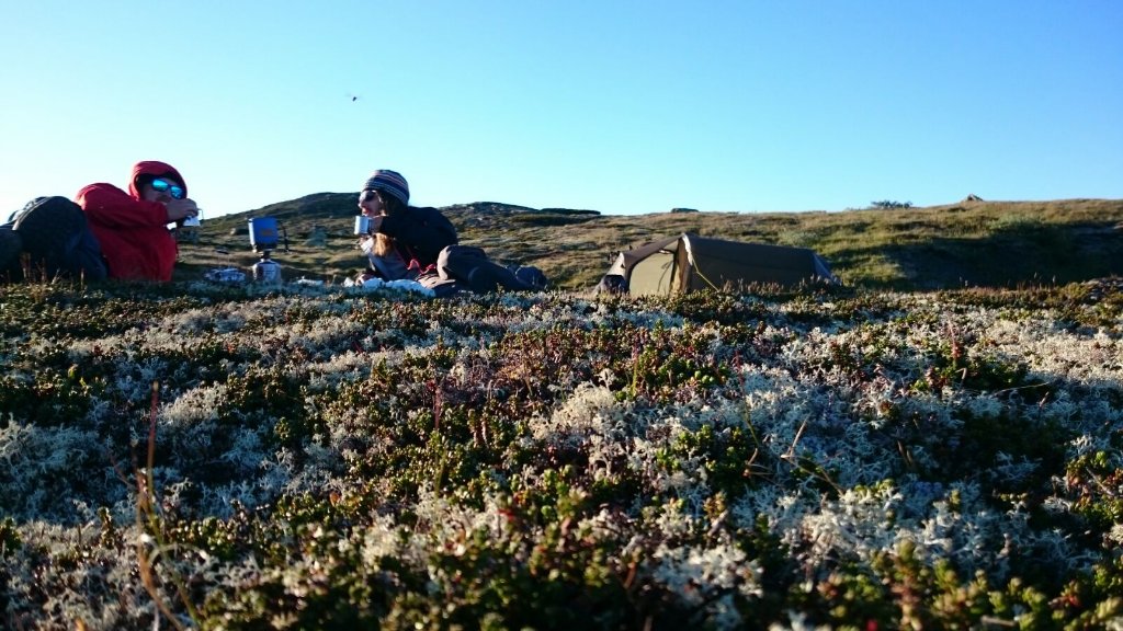 Wir auf Tour — Frühstück vor dem Zelt in der Tundra