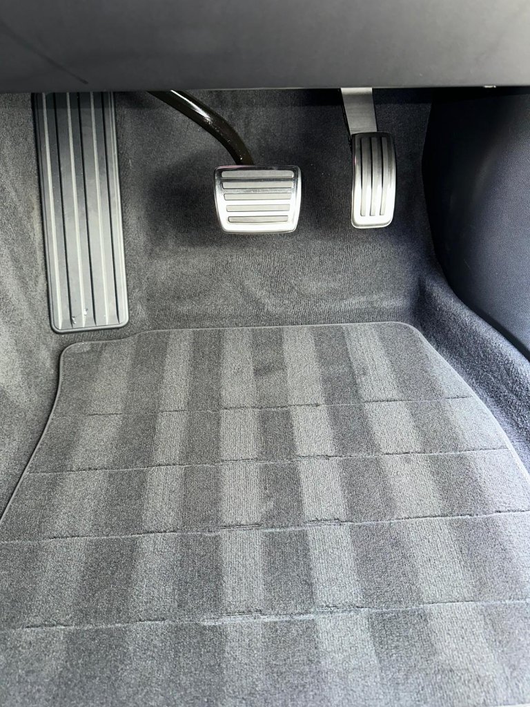 Porsche Macan EV side