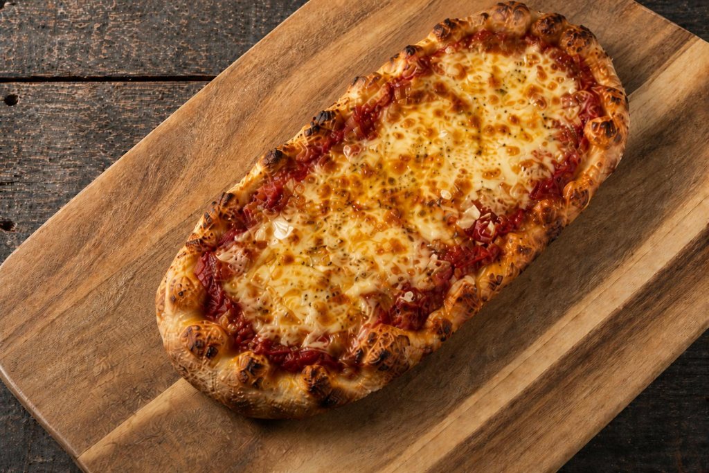 FOCACCIA SAUCE TOMATE À L’AIL GRATINÉE
