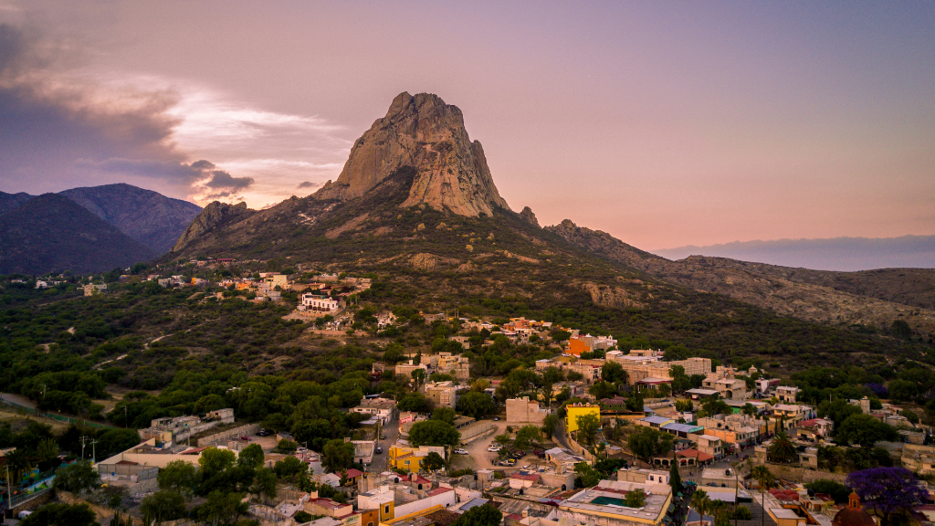 La Peña de Bernal al atardecer