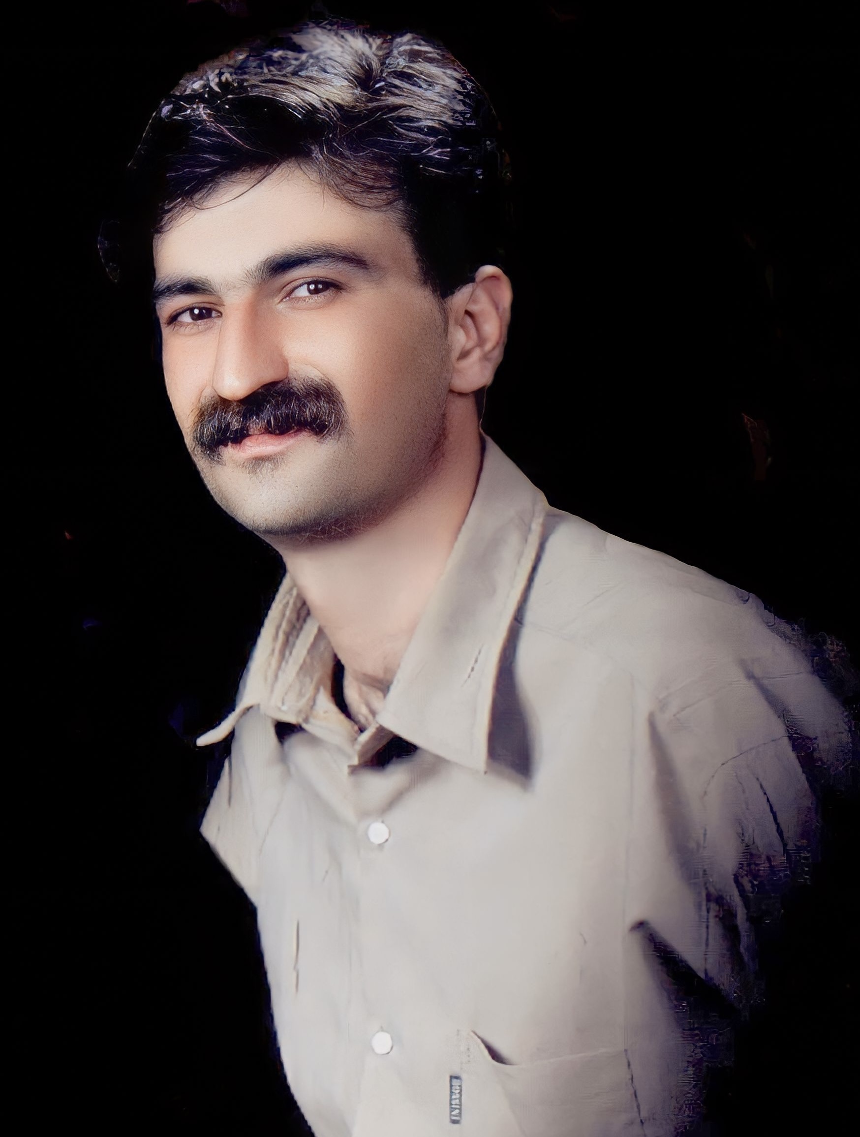 پرتره استودیویی حمید حمیدی با پس‌زمینه سیاه