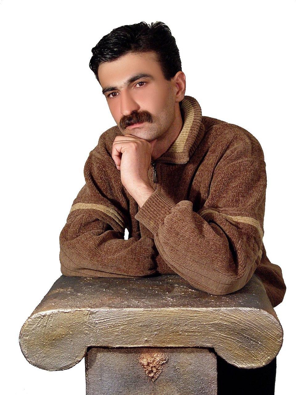 پرتره حمید حمیدی با پایه طلایی