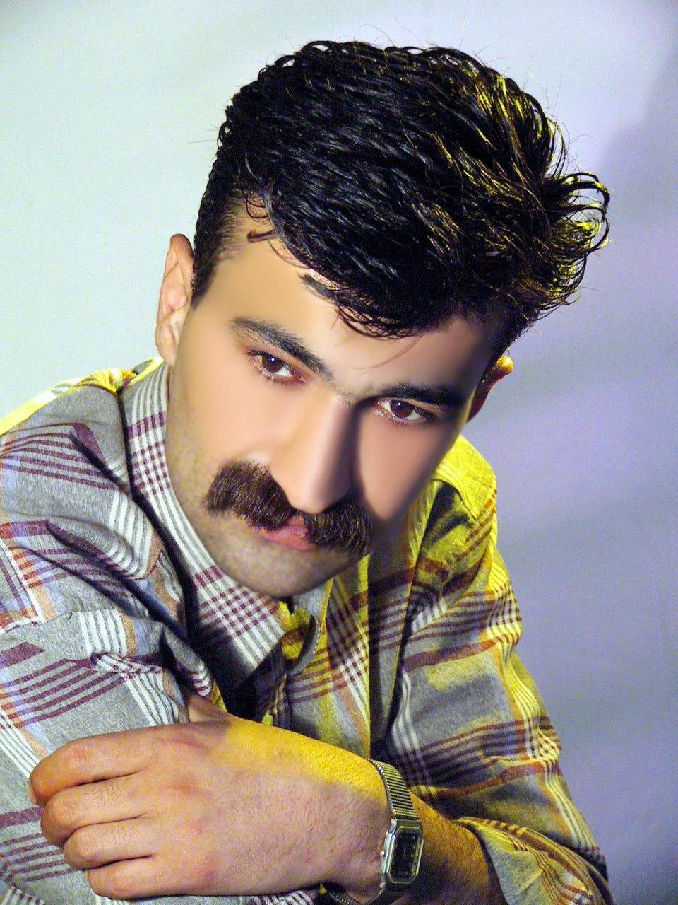 پرتره حمید حمیدی با پیراهن چهارخانه