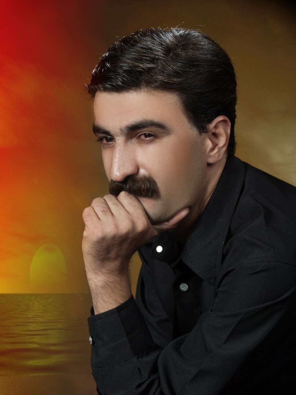 پرتره حمید حمیدی با پس‌زمینه غروب آفتاب