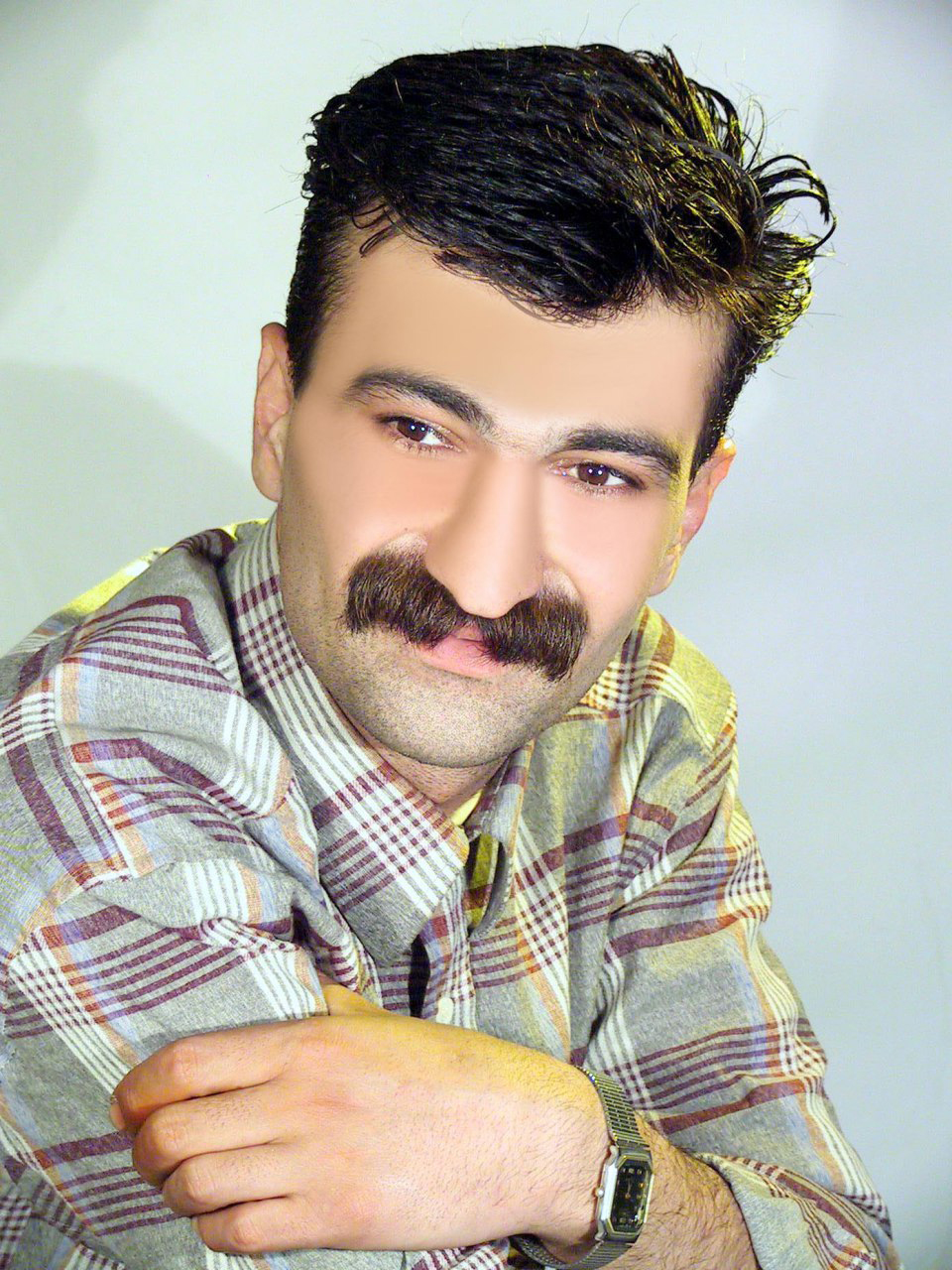 پرتره حمید حمیدی با تفکر و تأمل
