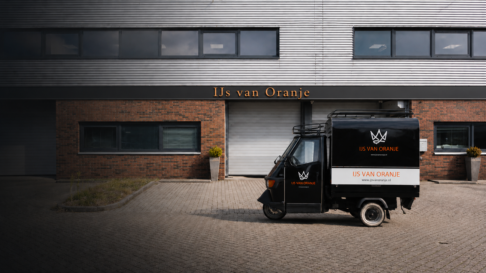 IJs van Oranje ijskar bij het bedrijfspand in Soest