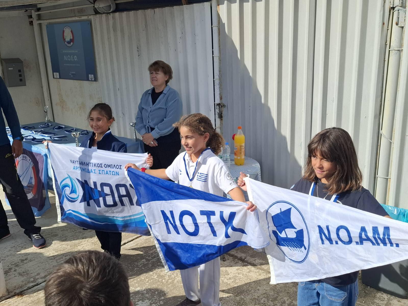 Αθλητές της ομάδας Optimist του ΝΟΑΣ με τη σημαία του ομίλου