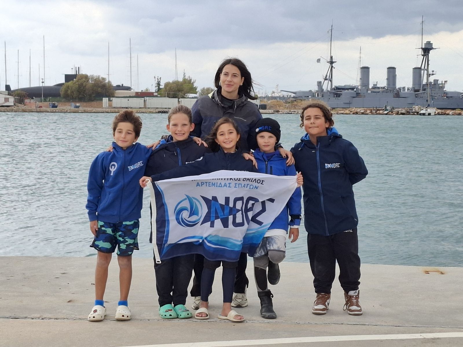 Η ομάδα Optimist του ΝΟΑΣ με την προπονήτριά της