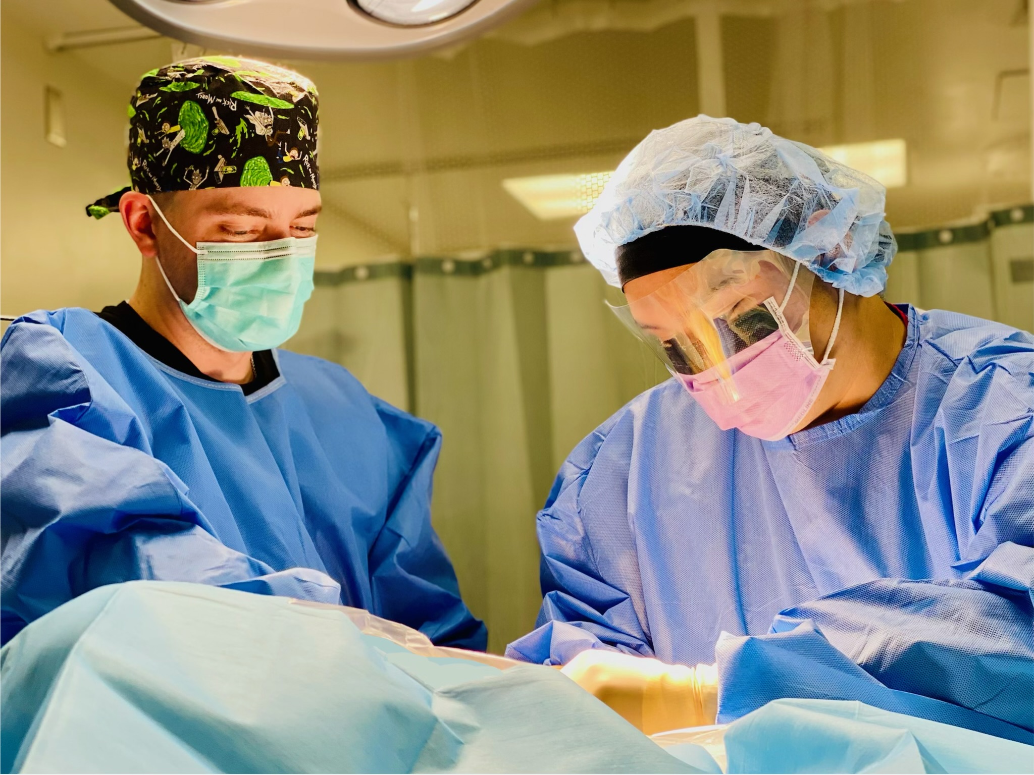 Riverside EM residents performing a procedure together