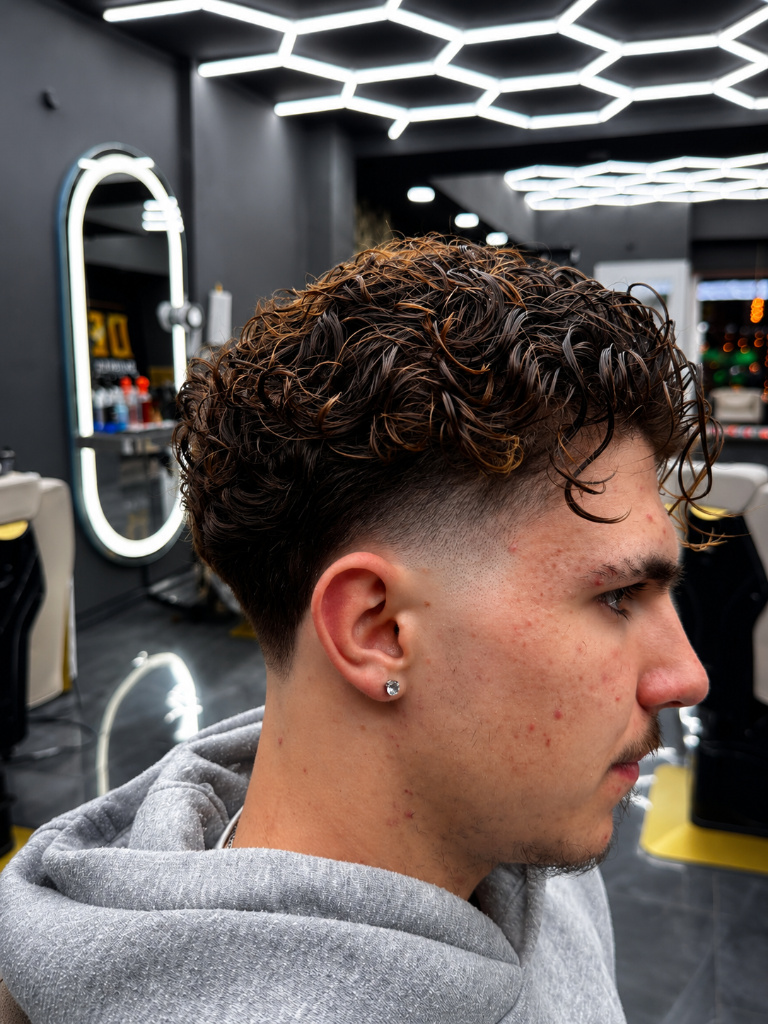 Deluxe Barbier – Curly Taper Fade Profil