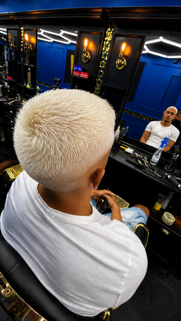 Deluxe Barbier – Platinum Buzz Cut von hinten