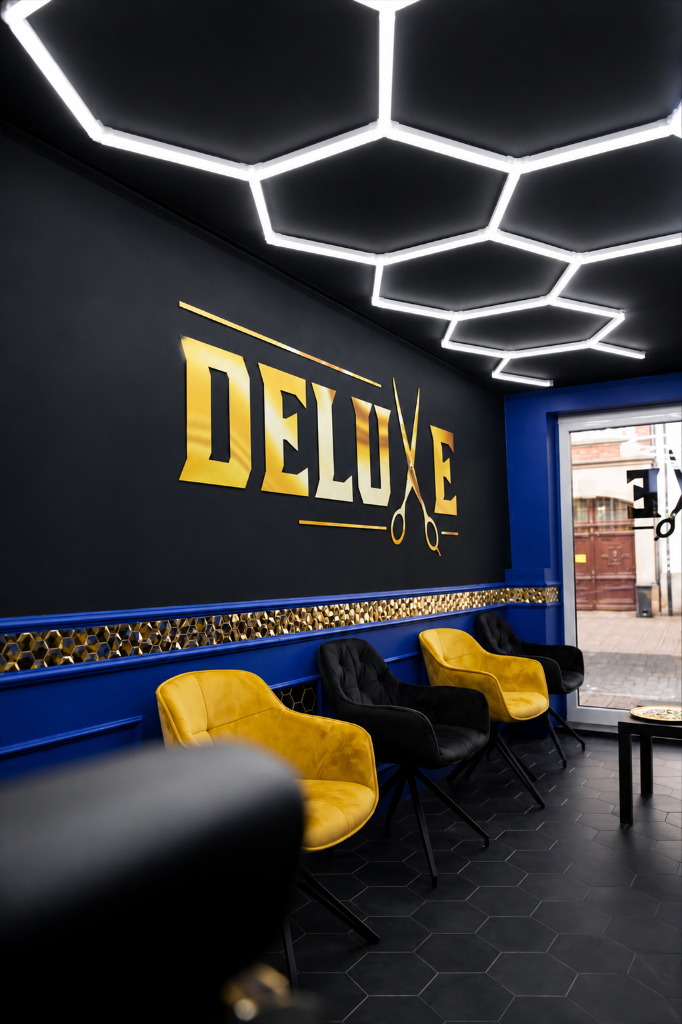 Deluxe Barbier II – Wartebereich mit Logo