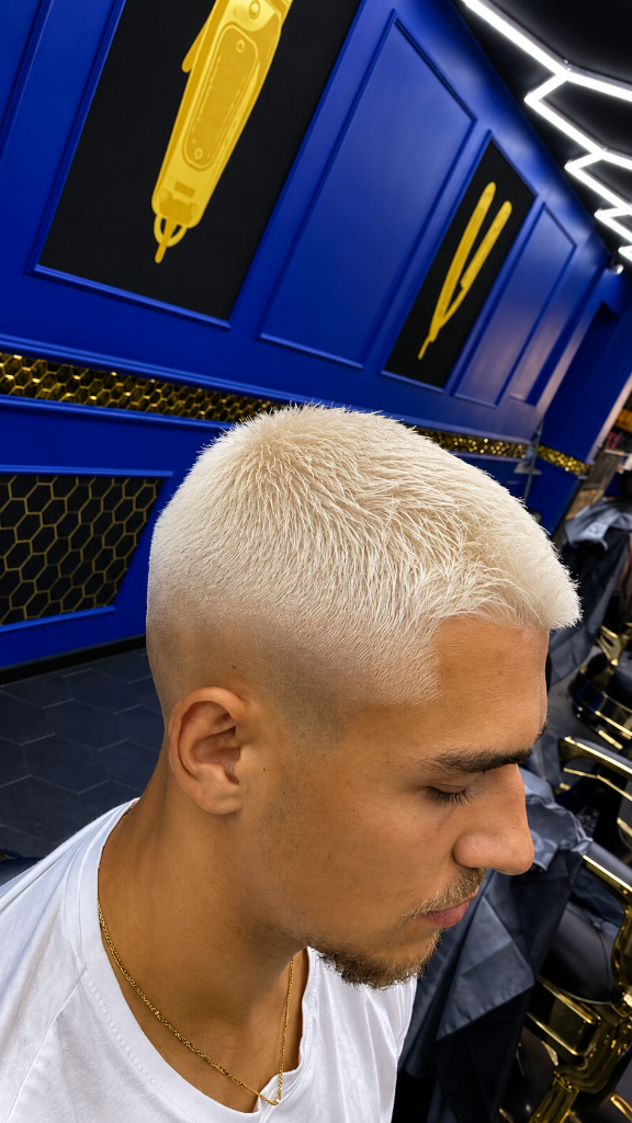 Deluxe Barbier – Blondierter Buzz Cut mit Skin Fade