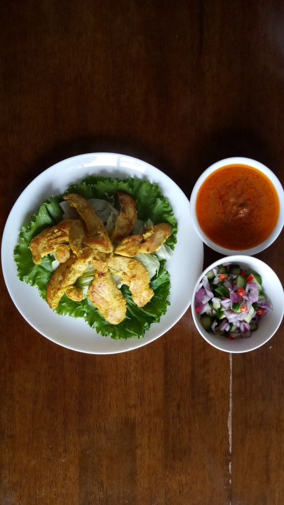 Tenderloin chicken satay salad with peanut sauce