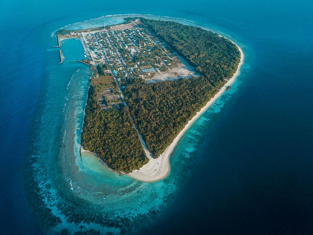 Manadhoo island life