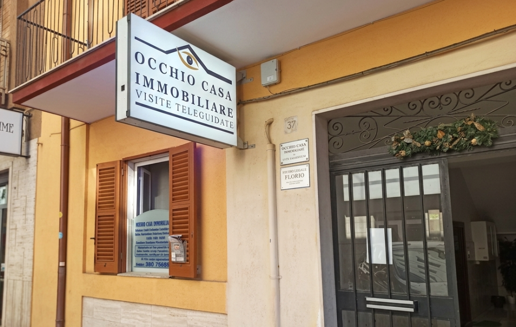 Insegna Occhio Casa Immobiliare — Via Puglia 37, Taranto