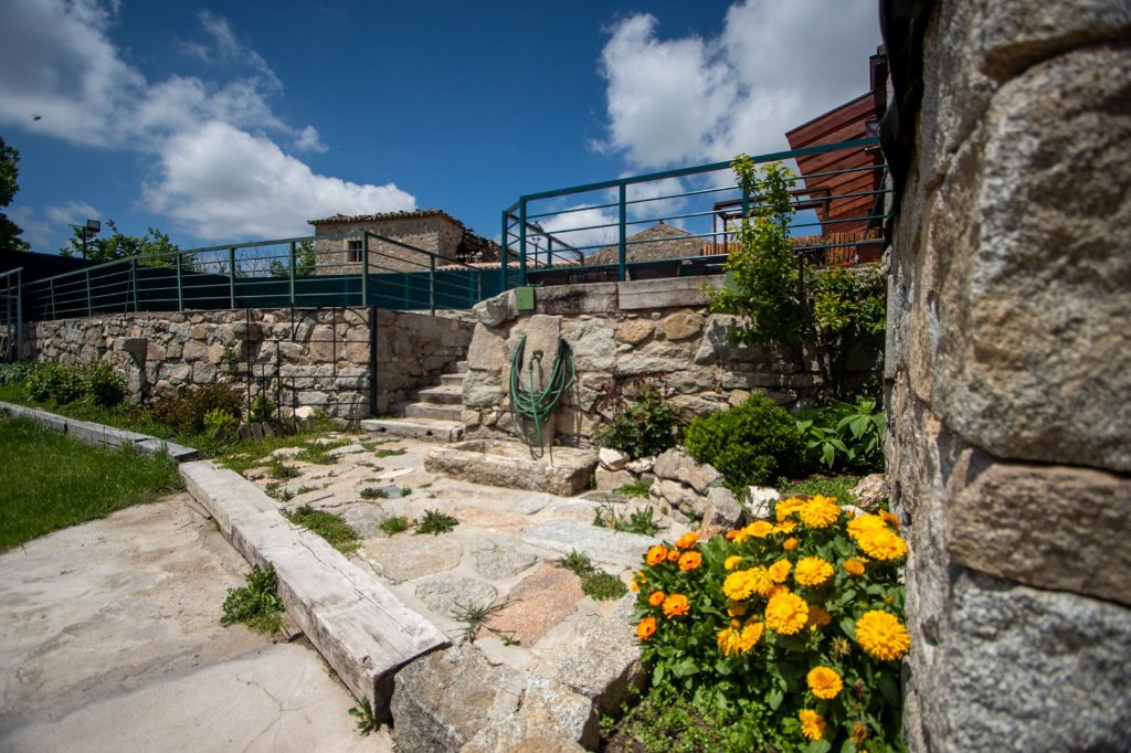 Jardín con flores y escaleras de piedra