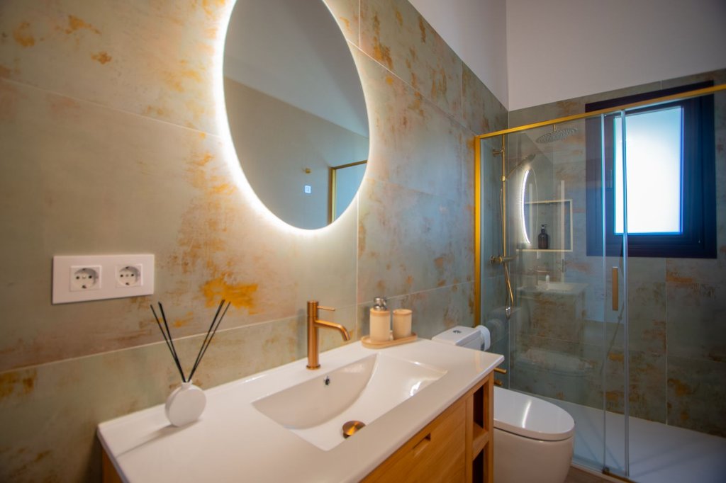 Baño en suite dorado