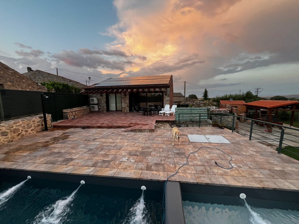Piscina al atardecer con fuentes