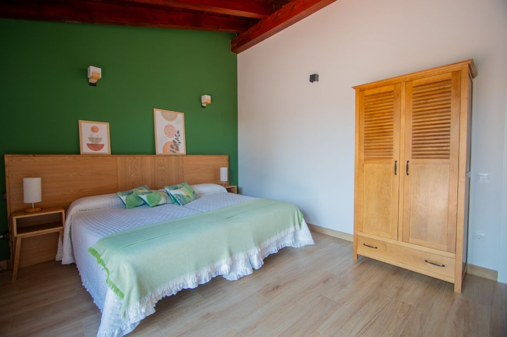 Dormitorio verde con terraza