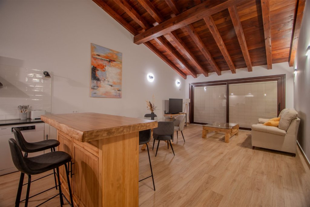 Salón con vigas de madera