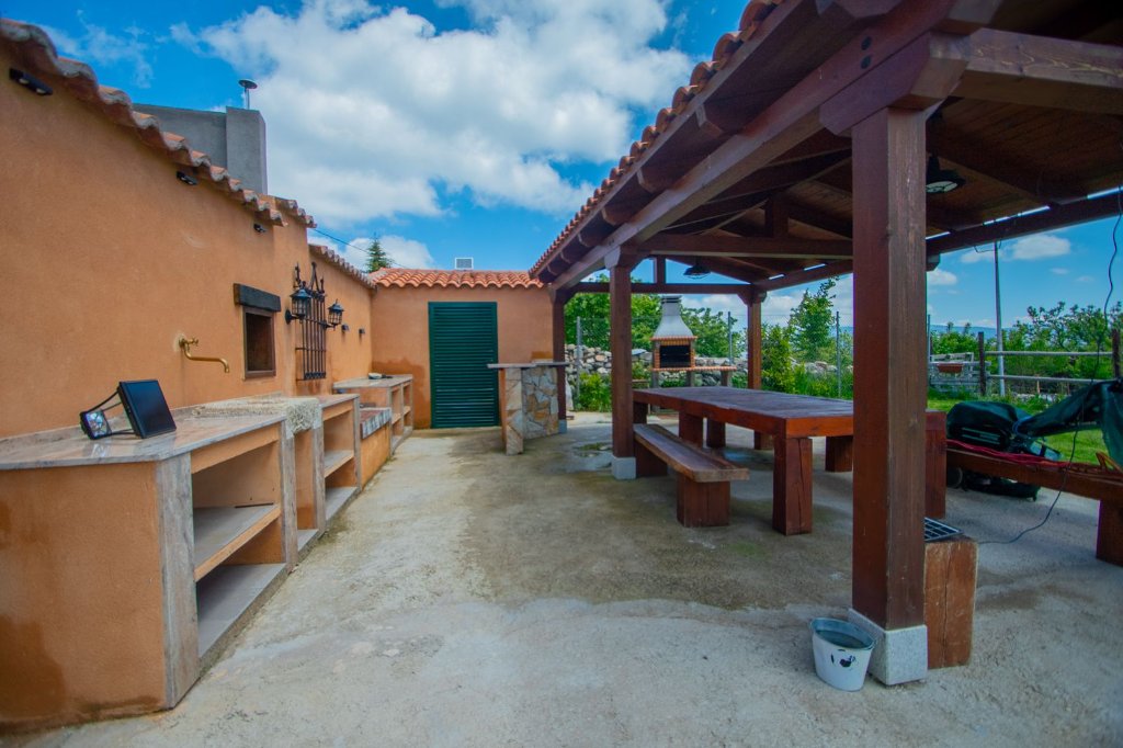Zona de barbacoa con cocina exterior