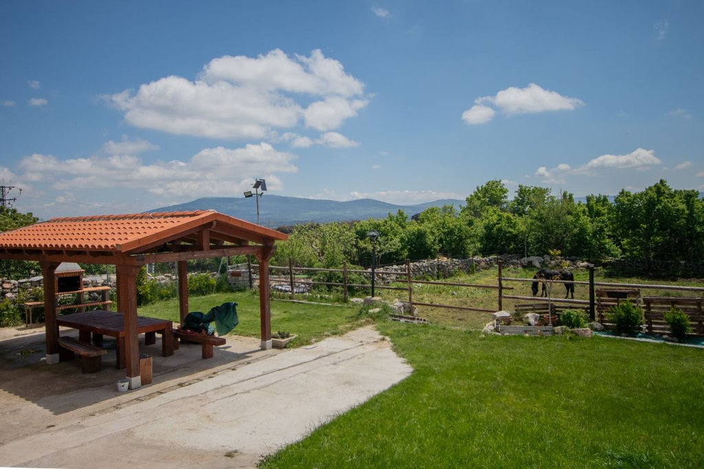 Merendero y jardín con vistas a la sierra