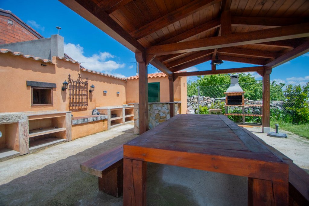 Mesa comunal bajo porche de madera