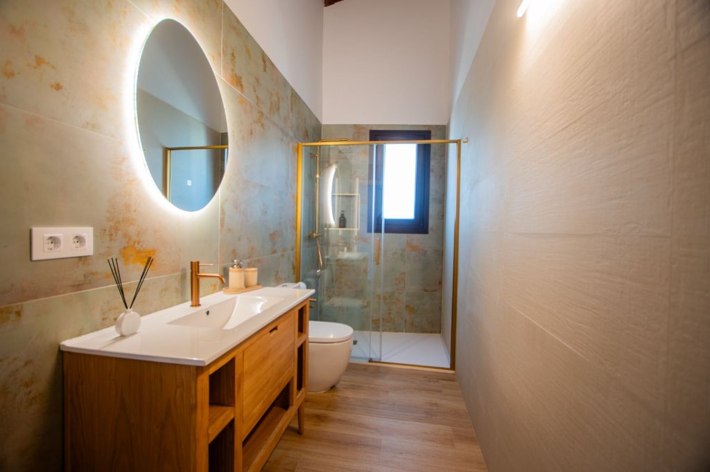 Baño con lavabo de piedra