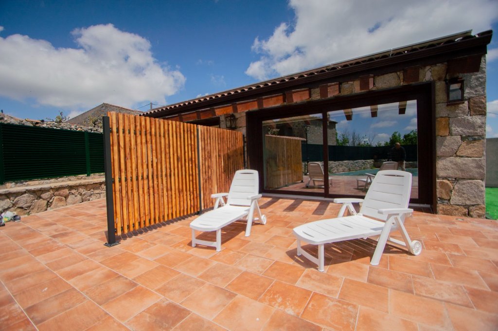 Terraza solarium con tumbonas
