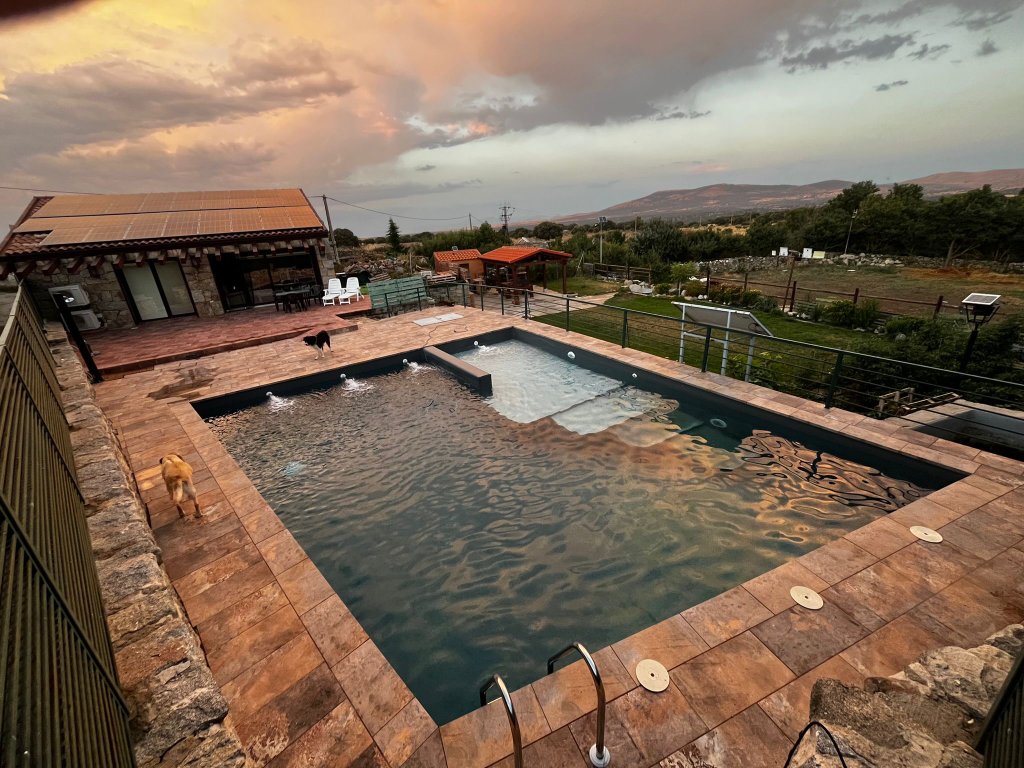 Piscina con vistas a la sierra