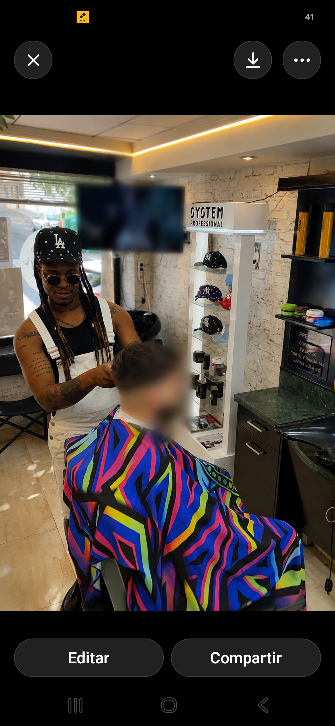 Kendry trabajando en su peluquería
