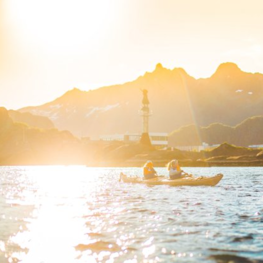 พายเรือคายัคยามเย็นใน Lofoten