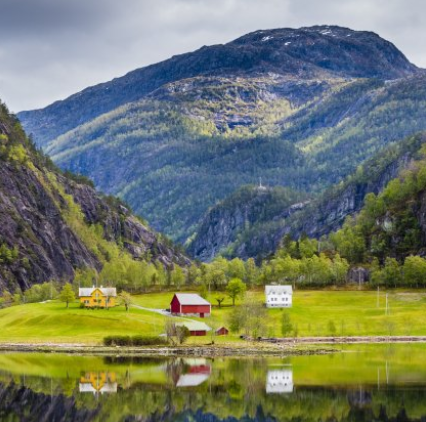 Fjord cruise & hike to The Castle
