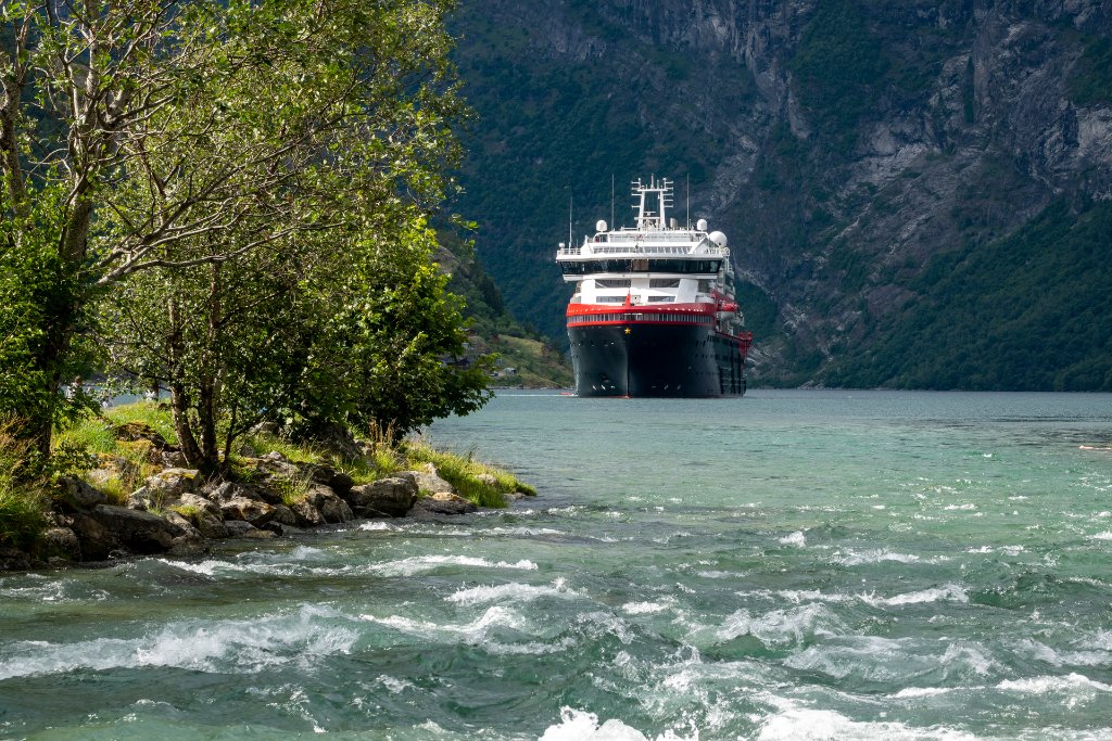 Hurtigruten: The Complete Cruise