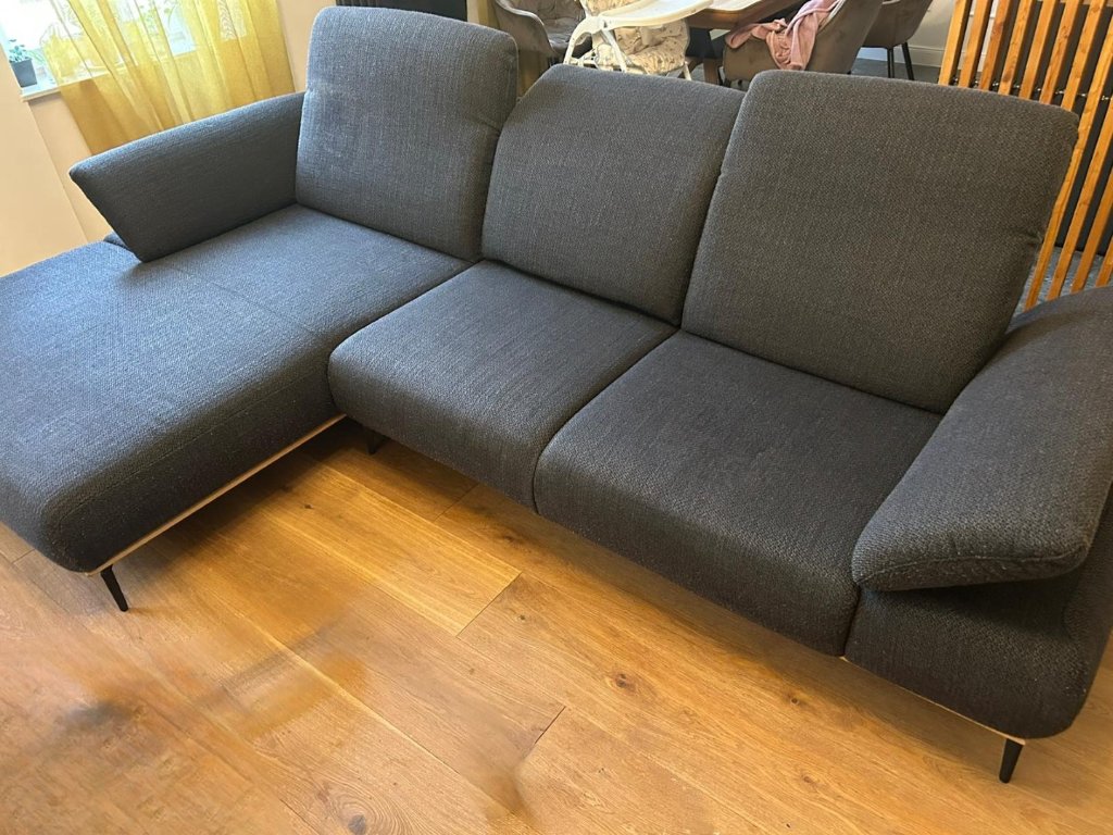 Smeđa sofa s mrljama prije dubinskog čišćenja