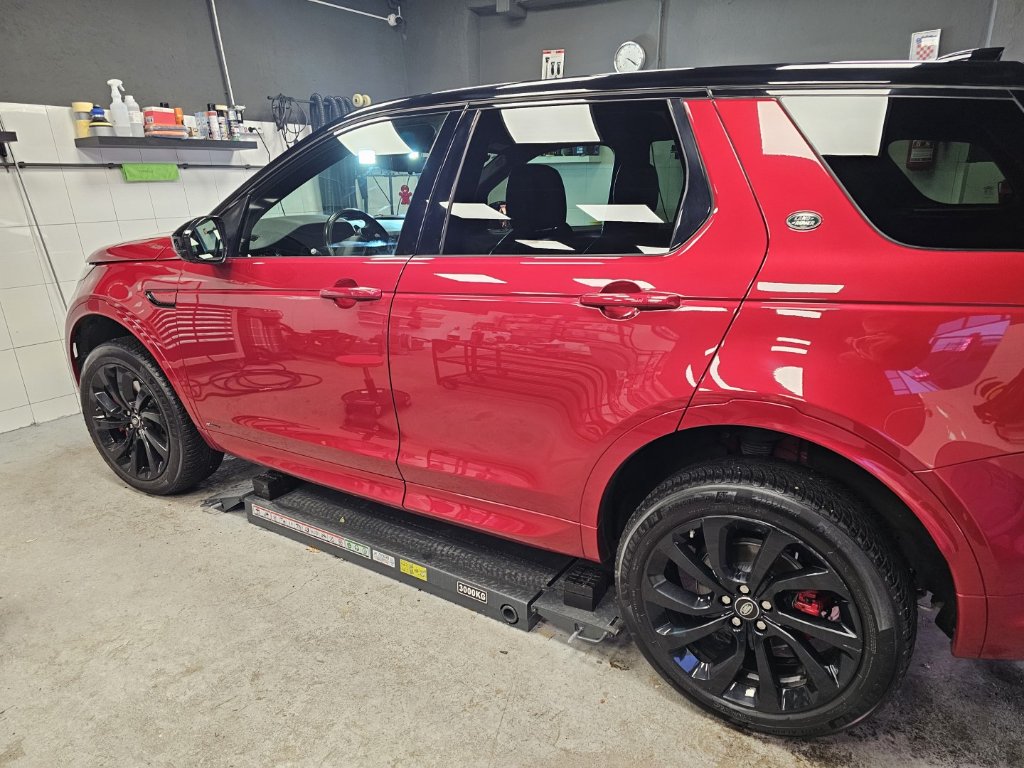 Crni BMW u Damawash garaži — detailing