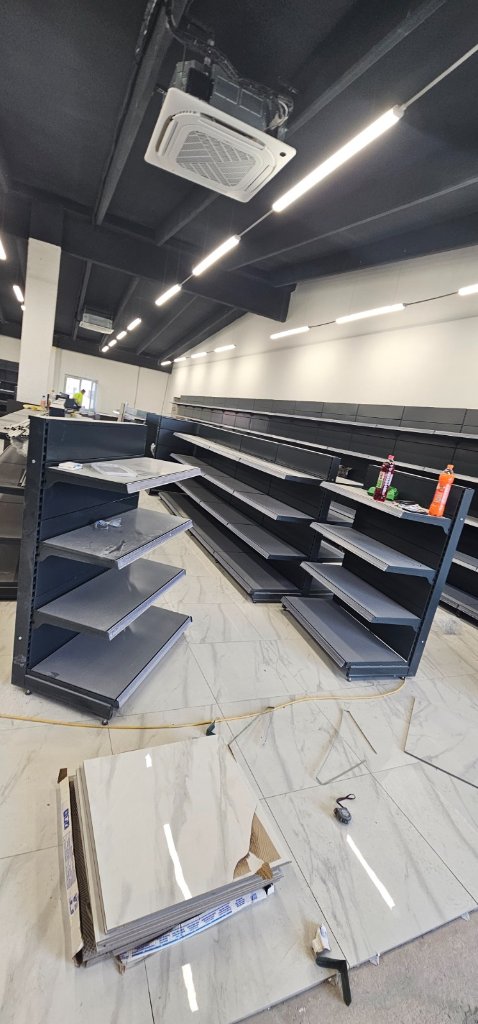 Dubinsko čišćenje retail prostora s policama nakon gradnje