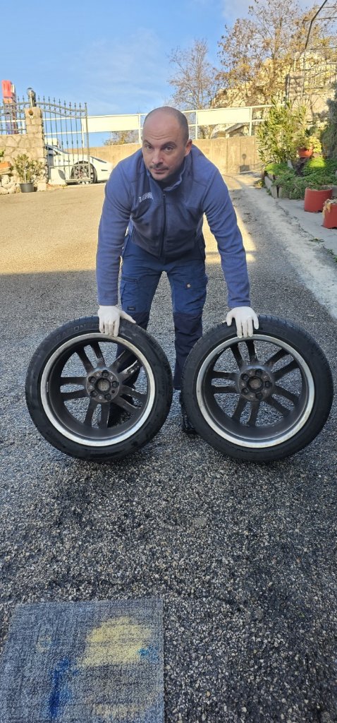 Zamućeni far Peugeota s motornim prostorom