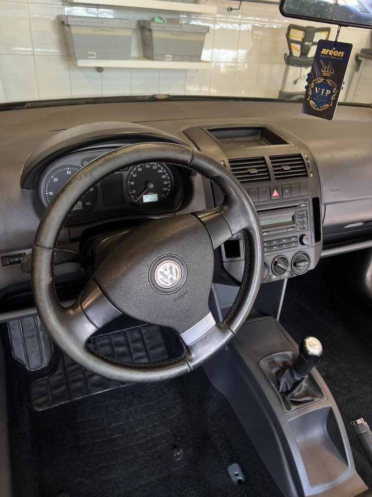 Očišćen vozački prostor s osvježivačem zraka