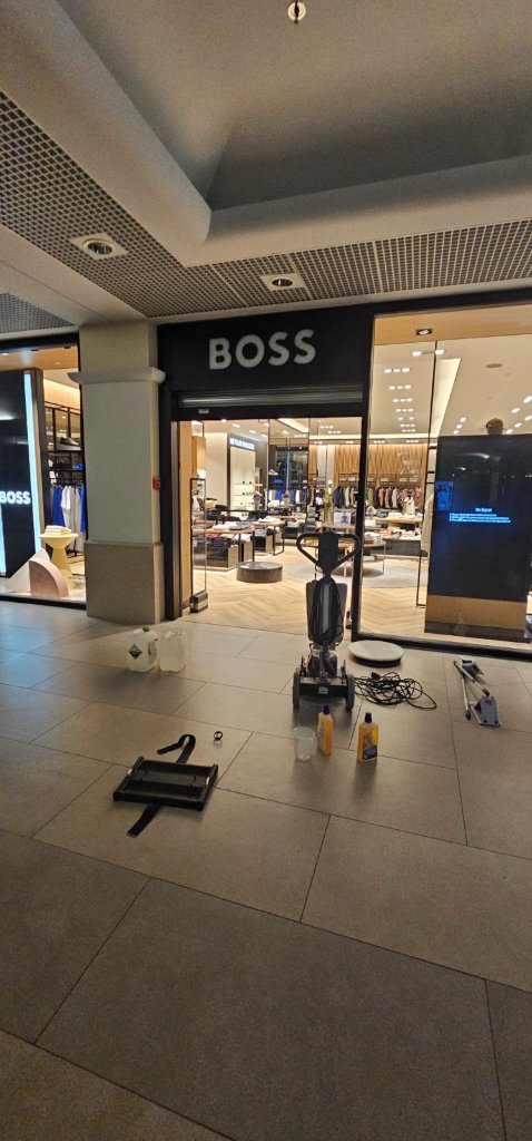 Čišćenje ulaza Hugo Boss dućana