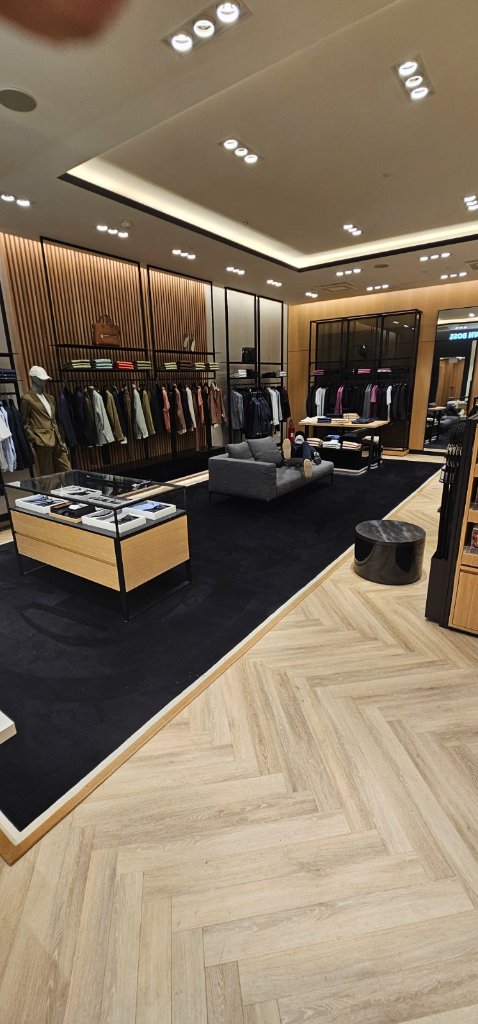 Očišćen interijer Hugo Boss dućana