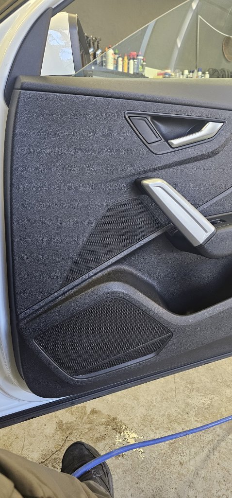 Čišćenje unutarnje ploče vrata automobila