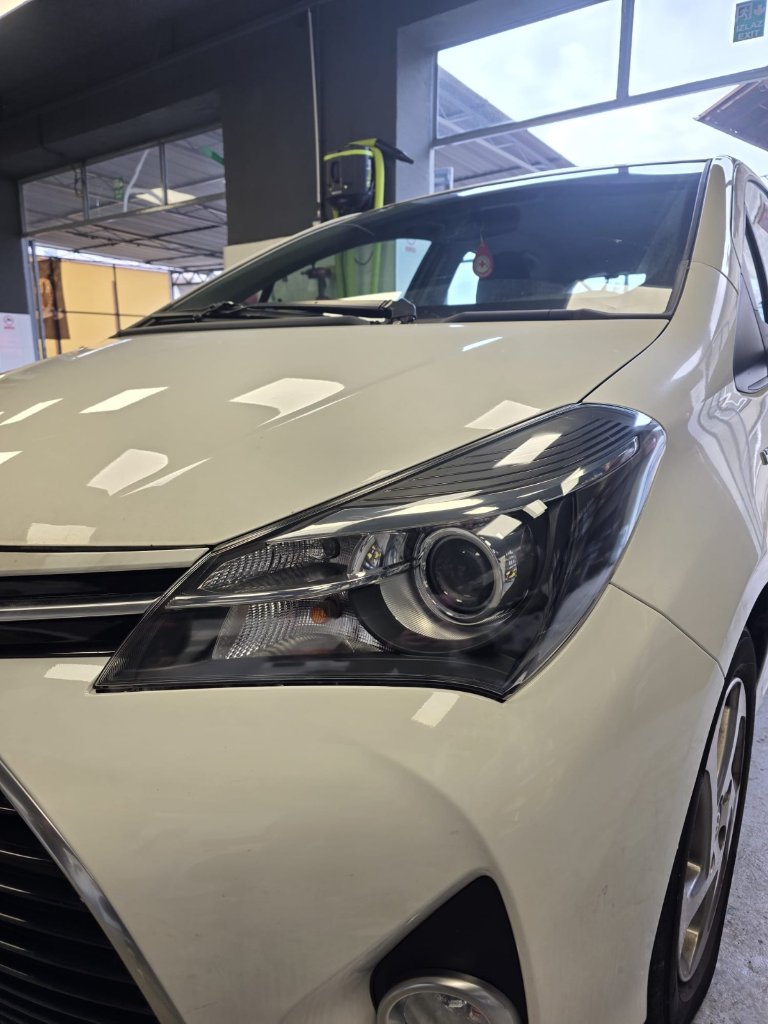 Detaljna snimka prednjeg fara bijelog automobila
