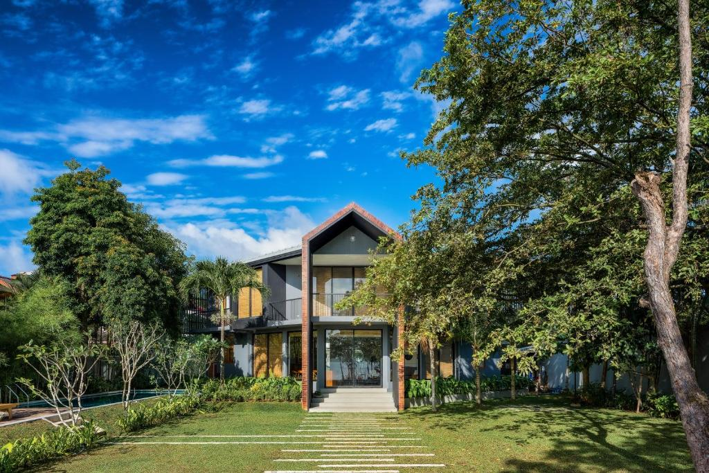 Lake Villa by Carlsen