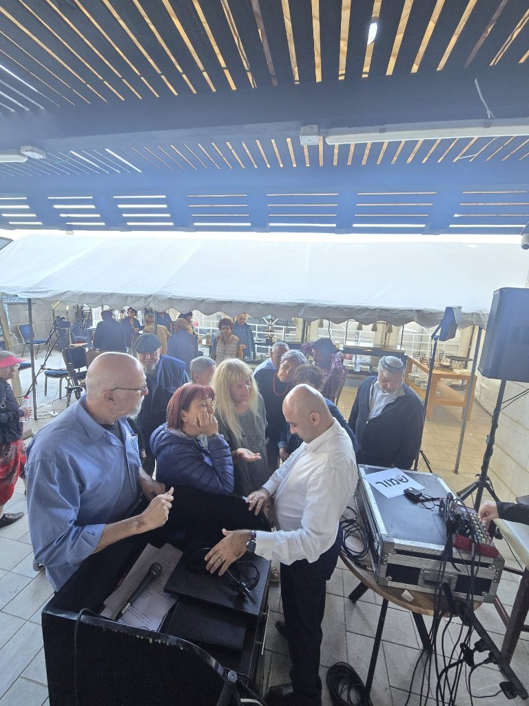 להכיר אנשים